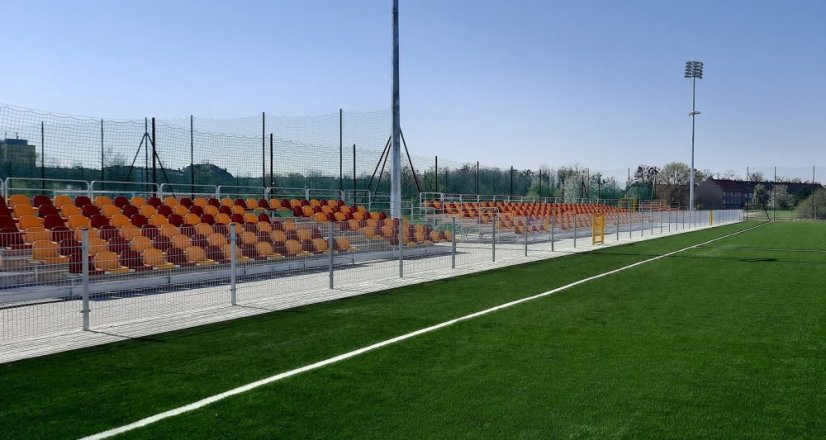 Nekryté tribuny