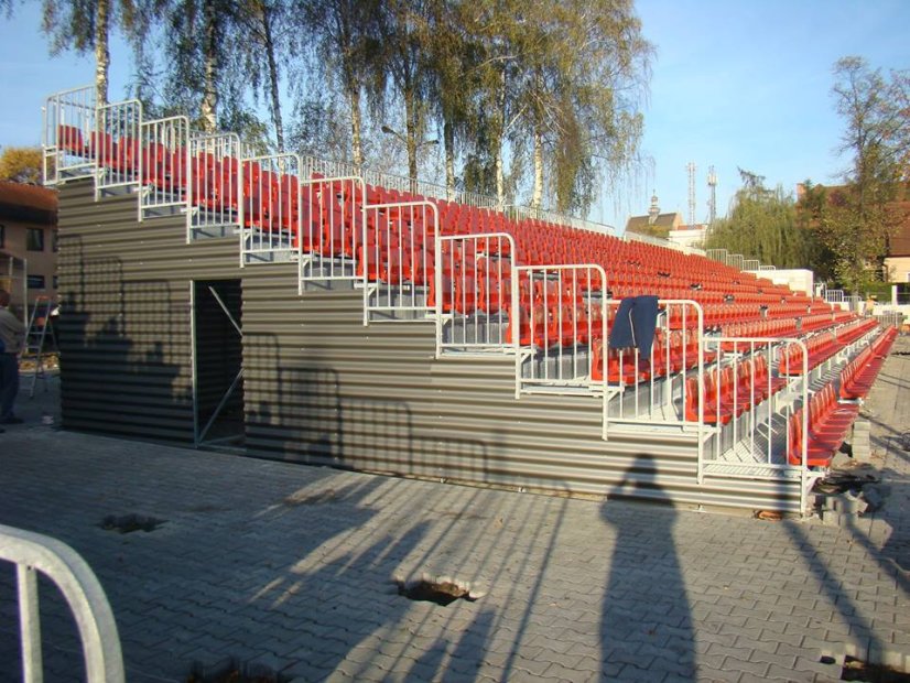 Nekryté tribuny